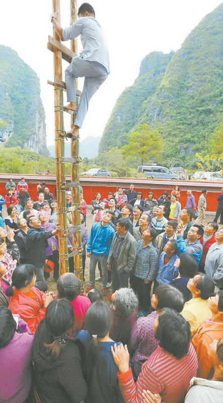民俗活動的重頭戲：上刀山,許多村民帶著衣物床被排隊上刀山。據(jù)傳,人使用上過刀山的衣、被后身體健康,出行平安。