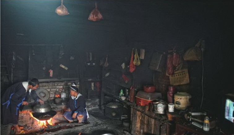 大多數(shù)瑤民還保留著燒柴做飯的傳統(tǒng)習(xí)俗。室內(nèi)被煙火長(zhǎng)期熏烤,黑乎乎的。