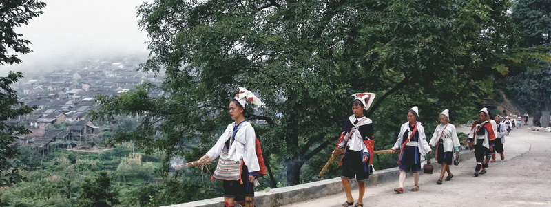 8月28日,寨里唐民義大不公去世的第六天。早上6點(diǎn)多,親屬拿稻草做的火把、盛滿米酒的銅酒壺,背著米飯,前往墳地給去世的老人“送飯”。