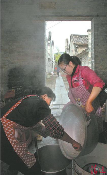 后勤人員緊張地準備午飯。