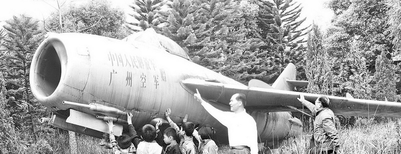 蟄伏于思源園里的一架退役戰(zhàn)機。