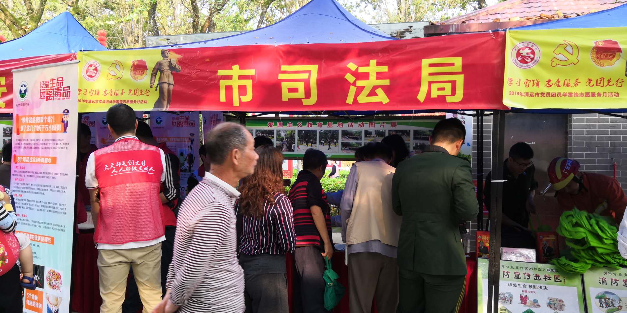 3月5日，市司法局、市委普法辦在清城區(qū)鳳城街道鳳桂園社區(qū)開展掃黑除惡、禁毒、禁賭法治宣傳活動5.jpg