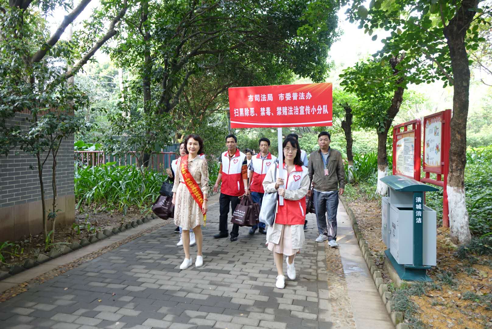3月5日，市司法局、市委普法辦在清城區(qū)鳳城街道鳳桂園社區(qū)開展掃黑除惡、禁毒、禁賭法治宣傳活動2.jpg