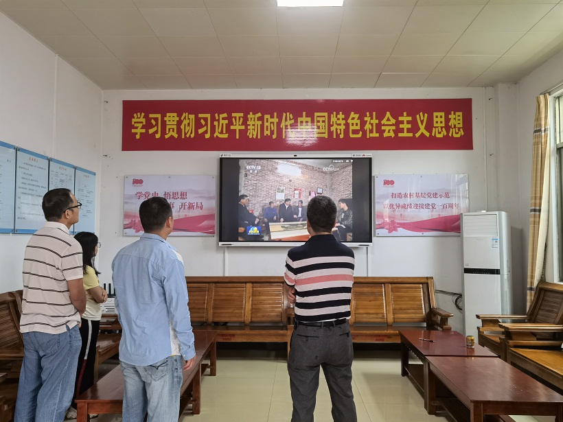 清遠市應(yīng)急事務(wù)中心黨支部黨員在村黨群服務(wù)中心觀看宣傳紀錄片.jpg