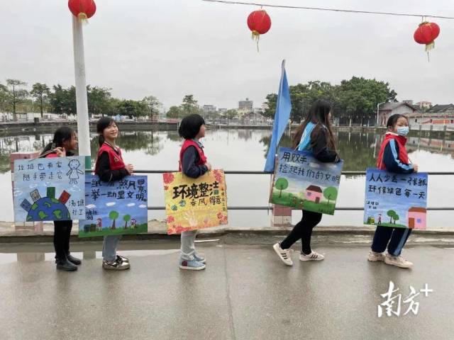 社工引導小志愿者自主開展志愿活動。