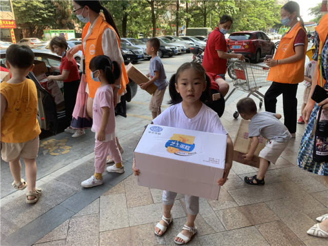 清城區(qū)中冠幼兒園響應(yīng)號(hào)召向?yàn)?zāi)區(qū)捐贈(zèng)物資，師生、家長(zhǎng)協(xié)力開展采購。受訪者供圖