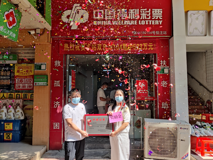 頒發中獎證書現場合影.jpg