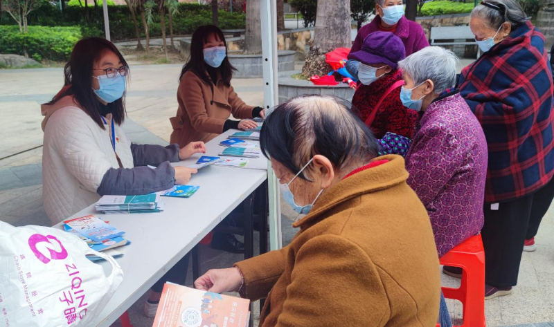 （圖為2022年12月6日，在清新區太和鎮建設社區駿豪城開展法治宣傳活動）.jpg