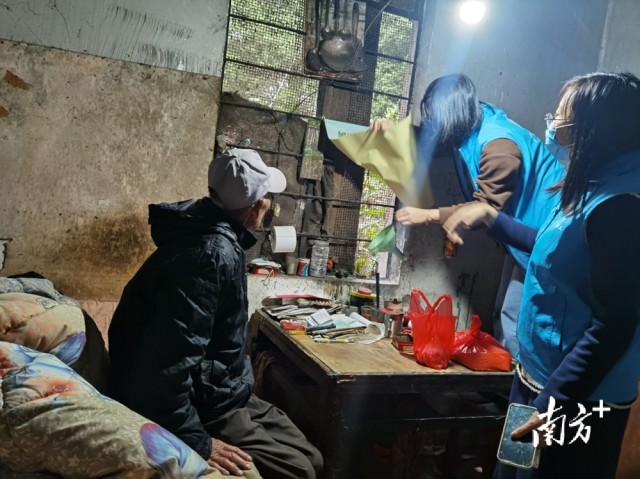 英德市東華鎮(zhèn)雙百社工為困難獨(dú)居老人林伯送御寒棉被，并為其修補(bǔ)破舊的窗戶。