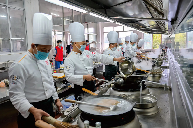 圖片三  近年來(lái)，清遠(yuǎn)市高質(zhì)量推進(jìn)“三項(xiàng)工程”，強(qiáng)化培訓(xùn)夯實(shí)基礎(chǔ)，讓更多勞動(dòng)者掌握了一技之長(zhǎng)。（資料圖）.jpg