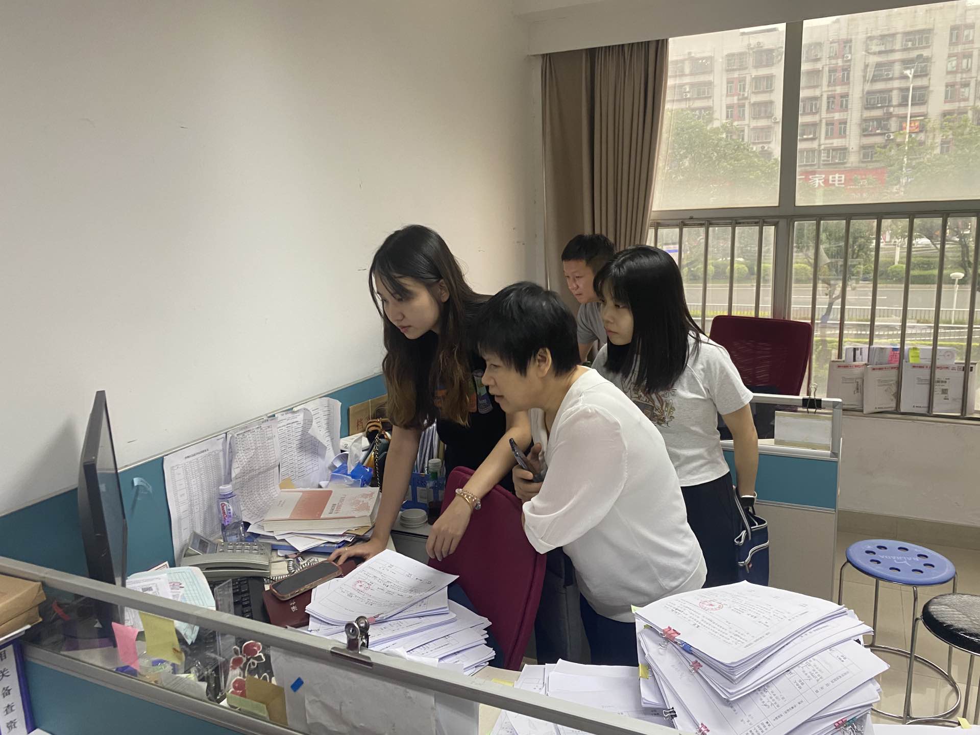 圖為今年國慶前夕，梁冬婷與審計(jì)組人員到復(fù)耕復(fù)種現(xiàn)場，核查惠民惠農(nóng)補(bǔ)貼真實(shí)情況。
